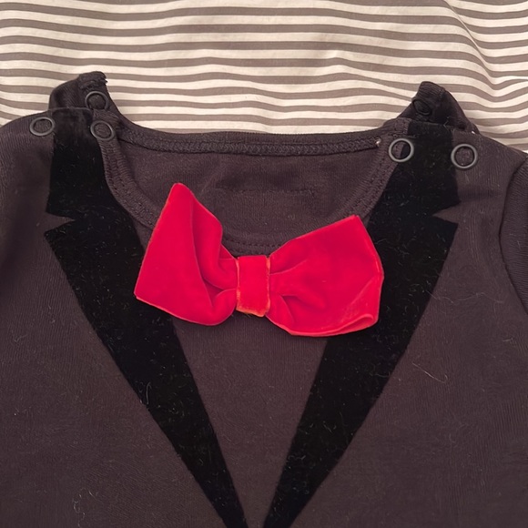 The Tiny Universe tuxedo onesie - Picture 5 of 5